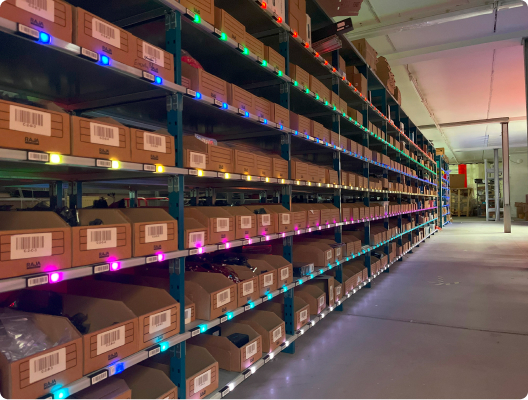 Auftragsbezogene Kommissionierung optimieren mit der Pick-to-Light-Technologie an den Regalen