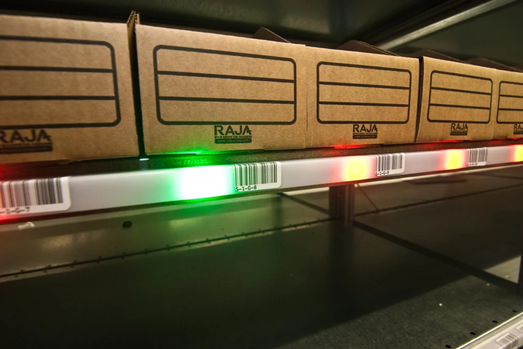 mit Pick- und Put-to-Light-Technologie ausgestattet