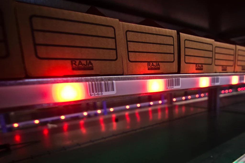 mit Pick- und Put-to-Light-Technologie ausgestattet