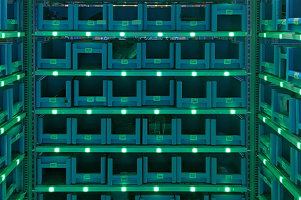 Eine Lagerhalle mit der Nutzung einer Pick-by-Light-Lösung von iX-tech.