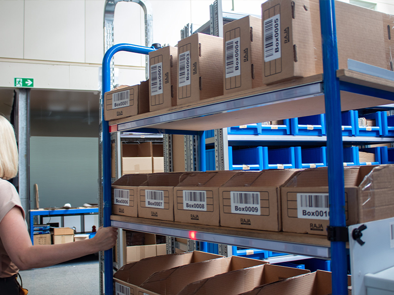 Lagerplätze und Wagen sind mit Pick- und Put-to-Light-Technologie ausgestattet