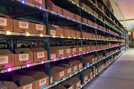 Auftragsbezogene Kommissionierung optimieren mit der Pick-to-Light-Technologie an den Regalen
